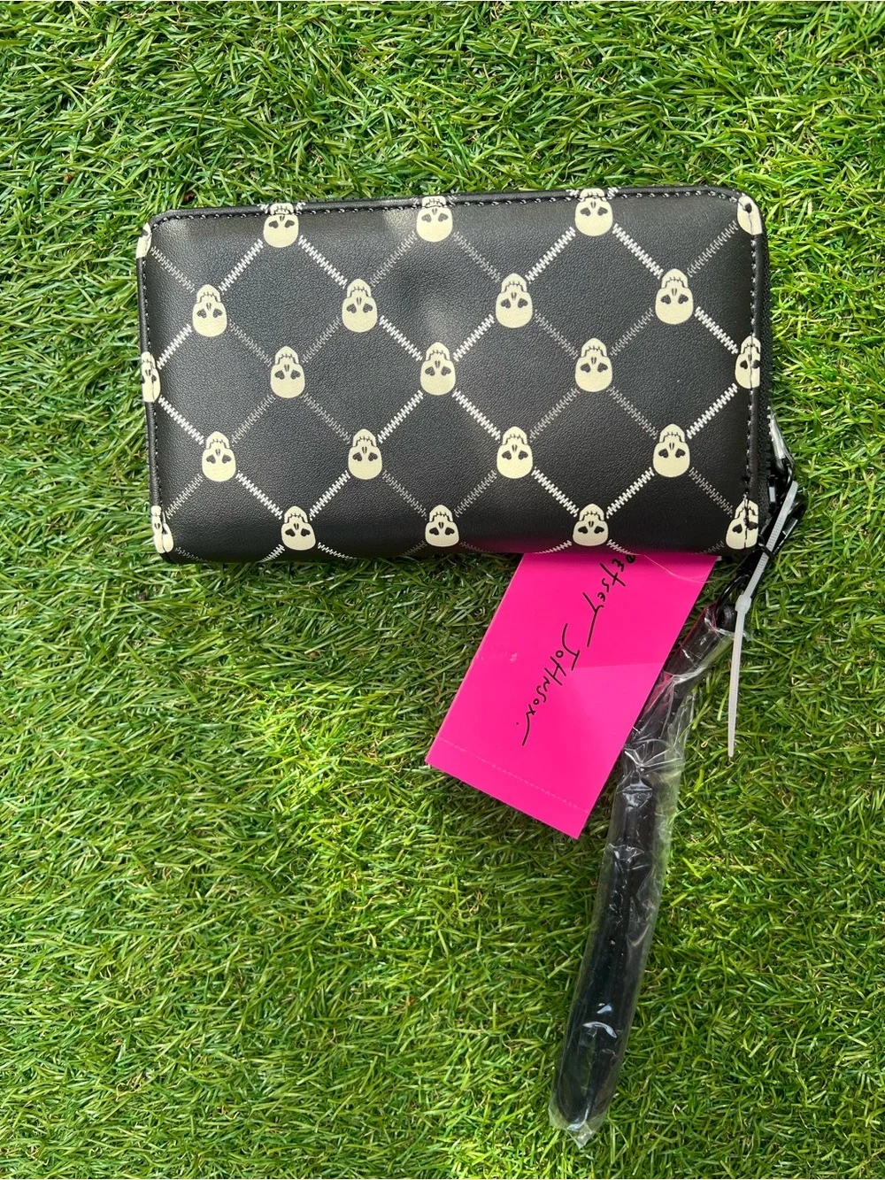 Betsy Johnson Skull Zip Around Compact Wallet Wristlet